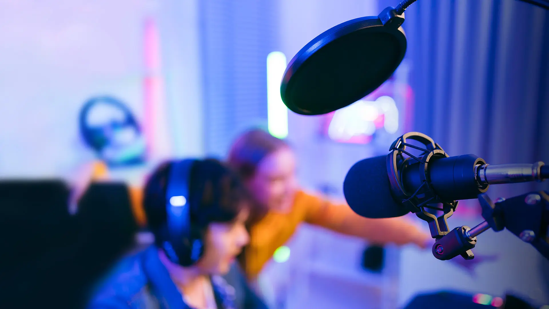 Die Sieger-Teams produzieren im kommenden Frühjahr ihre erste Podcast-Episode beim Norddeutschen Rundfunk in Schwerin, Kiel, Hannover und Hamburg - so wie die Preisträger der vergangenen Runde