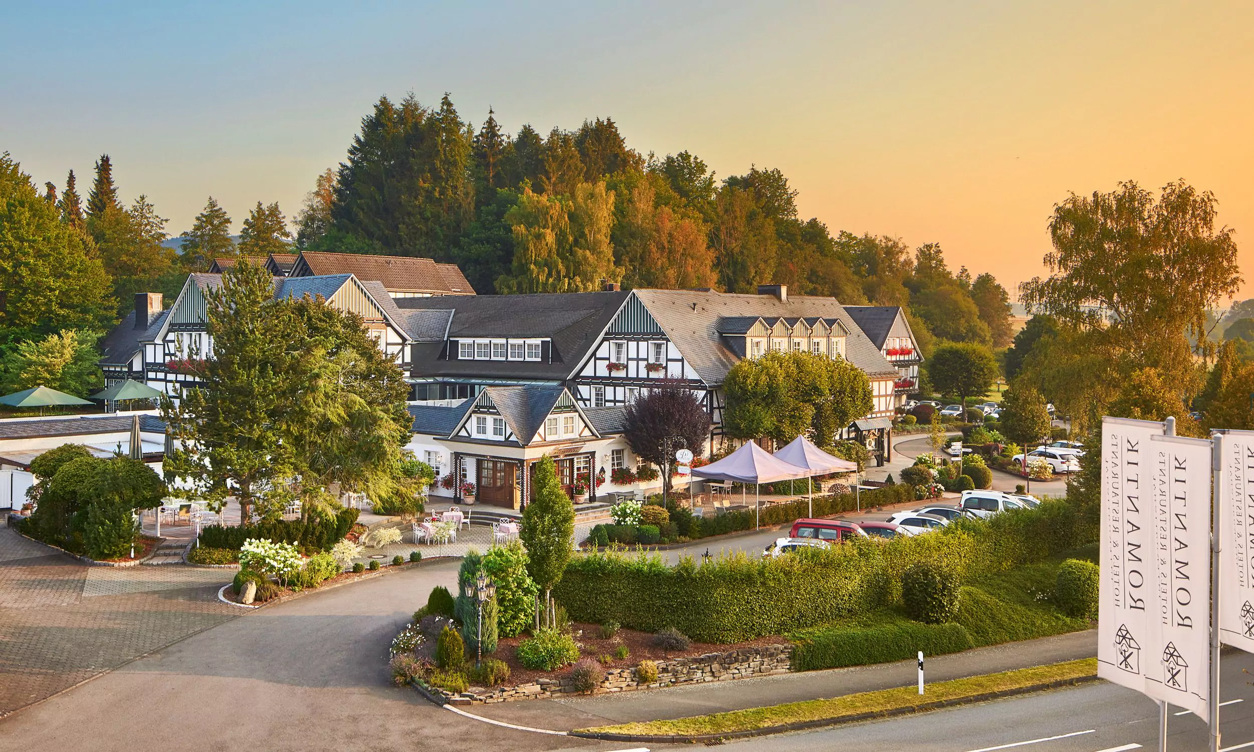 Ein E-Auto für ein Wochenende (Freitag bis Montag) – das konkrete Modell wird je nach Verfügbarkeit ausgewählt – inklusive: 2 Übernachtungen mit Frühstück für 2 Personen im Romantikhotel Platte im Sauerland