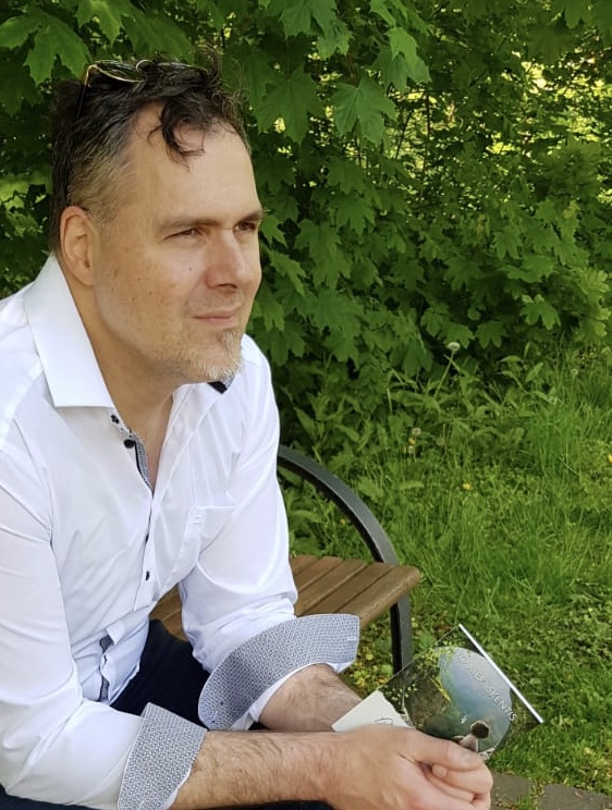 Eine Mail mit dem Stichwort: „Ivo Meraskentis“ und Ihren Kontaktdaten an