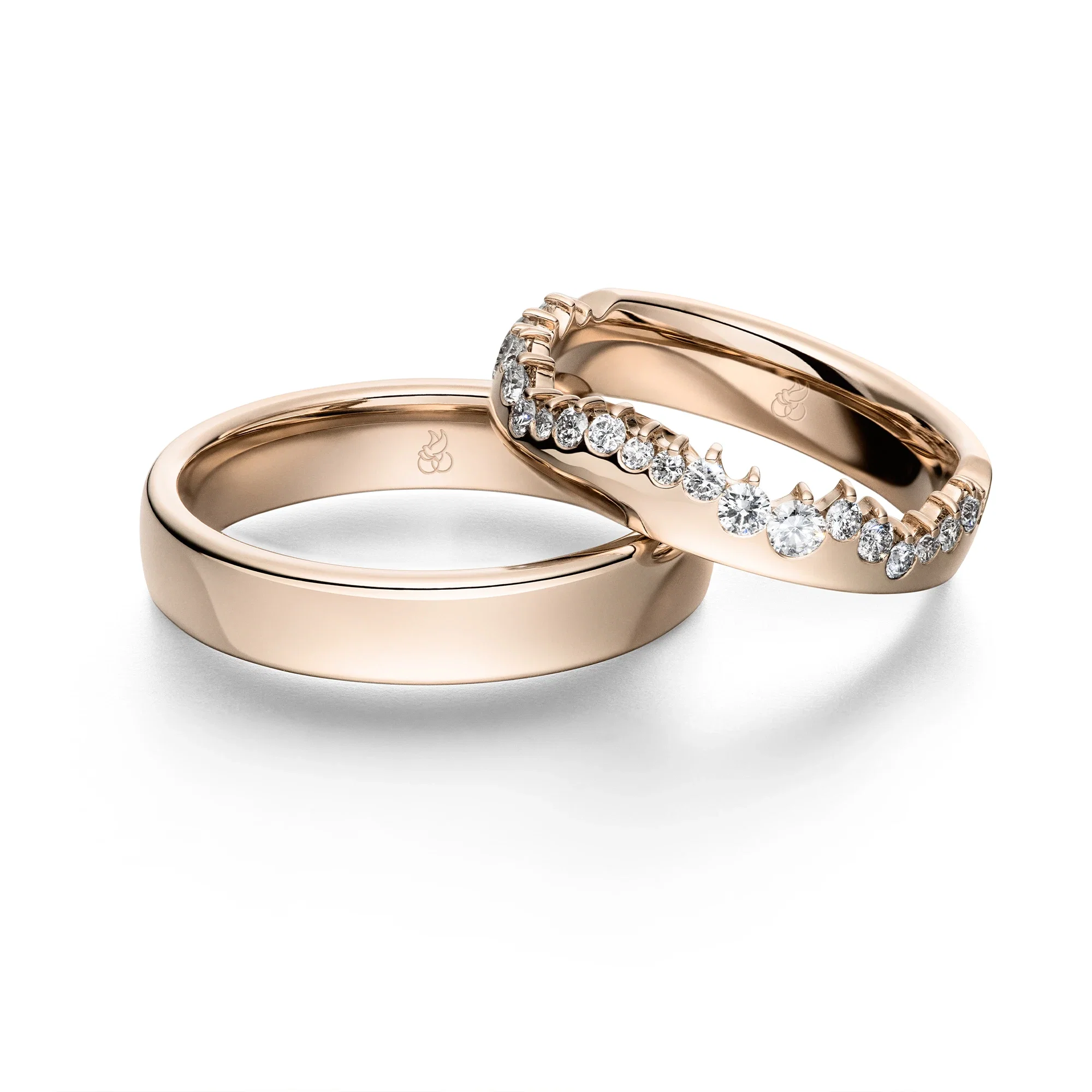 Ein wunderschönes Trauringpaar aus 585er Herbstgold mit Created Diamonds von Rauschmayer im Wert von 4.072 €