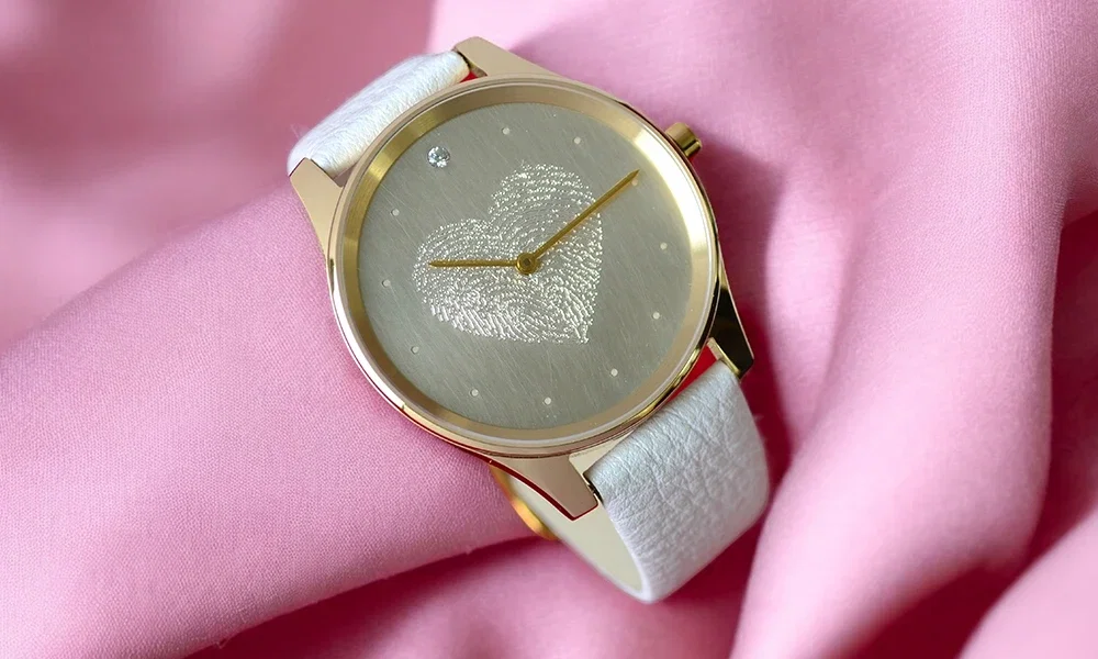 deine unverwechselbare Uhr und individualisiere sie ganz nach deinen Wünschen mit Bild, Text, Farbe und Steinen