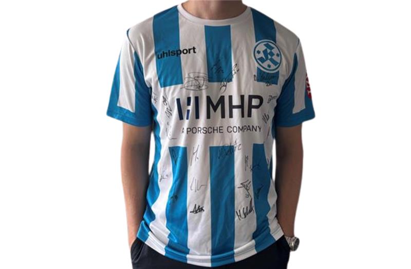 Ein Trikot der Größe L von den Stuttgarter Kickers mit Unterschriften der Spieler