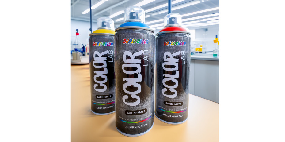 drei ­ DUPLI-COLOR ­backpack gefüllt mit einem bunten ­Sortiment von­ ­ ColorLab Sprühlacken, inkl. ­Sprühkopf-­Set, einem ergonomischen Spraymaster für ­ermüdungsfreies Sprühen sowie ein ­aktuelles ­DUPLI-COLOR Longsleve-Shirt