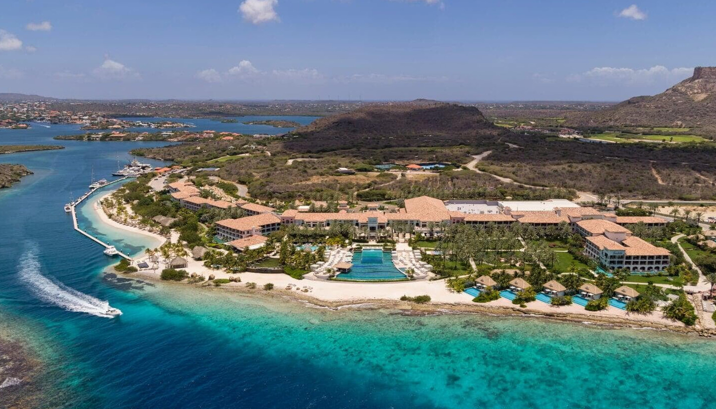 Einem umfangreichen All-inclusive-Angebot. Zum Konzept gehören unter anderem 11 Gourmetrestaurants, 13 Bars, Pools, ein Strandzugang sowie verschiedene Zimmer- und Suiten