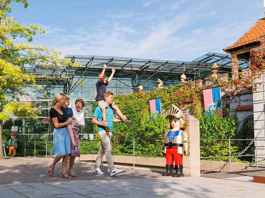 5 × 1 Familiengutschein (Eintritt für 4 Personen plus leckeres Familienfrühstück) im Wert von je ca. 175 Euro!