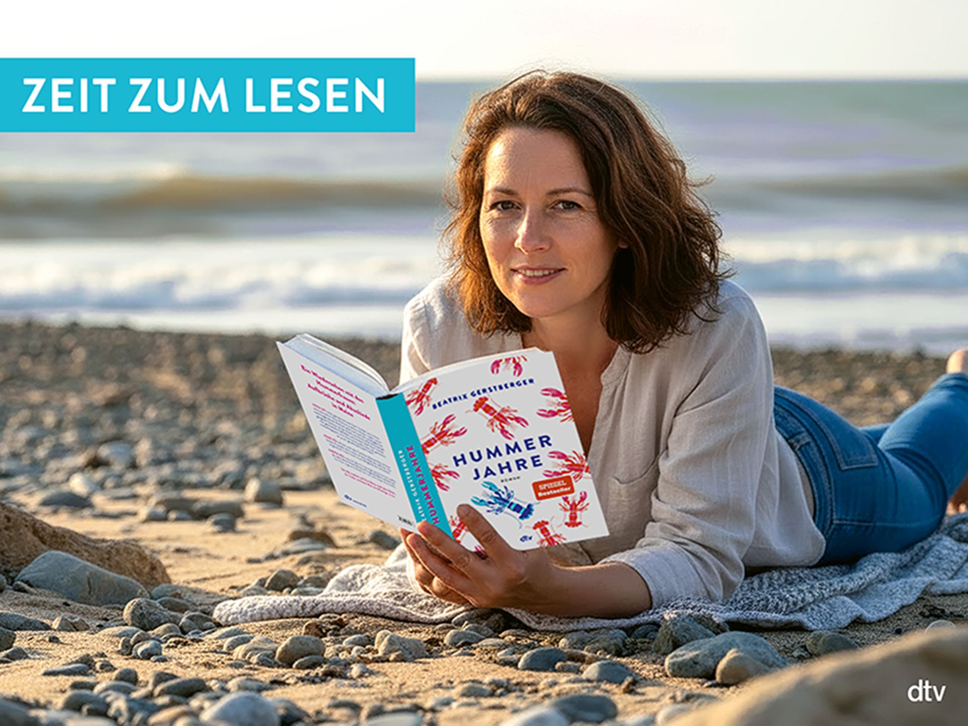 3 × den Roman ›Hummerjahre‹ von Beatrix Gerstberger aus dem dtv Verlag und dazu gibt es jeweils einen hochwertigen Rucksack im maritimen Style des Labels 360°