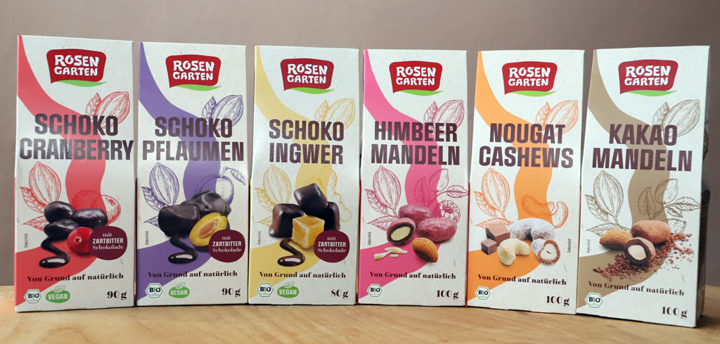 einer Packung Schoko Cranberry, Schoko Pflaumen, Schoko Ingwer, Himbeer Mandeln, Nougat Cashews und Kakao Mandeln