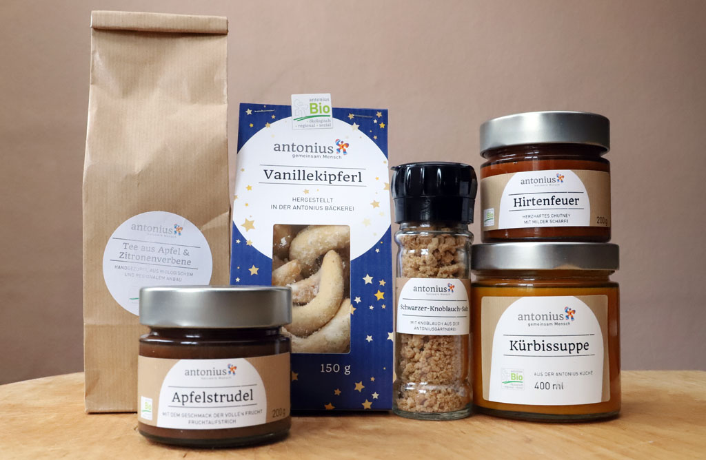 einer Packung Tee aus Apfel & Zitronenverbene, Vanillekipferl, Fruchtaufstrich Apfelstrudel, Schwarzer-Knoblauch-Salz, Kürbissuppe und Hirtenfeuer