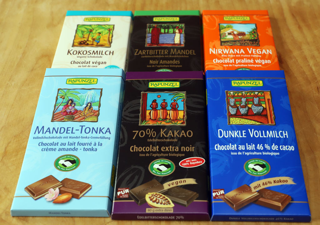 einer Tafel Zartbitter Mandel, Kokosmilch, dunkle Vollmilch, Edelbitter (70 % Kakao), Nirwana und Mandel-Tonka
