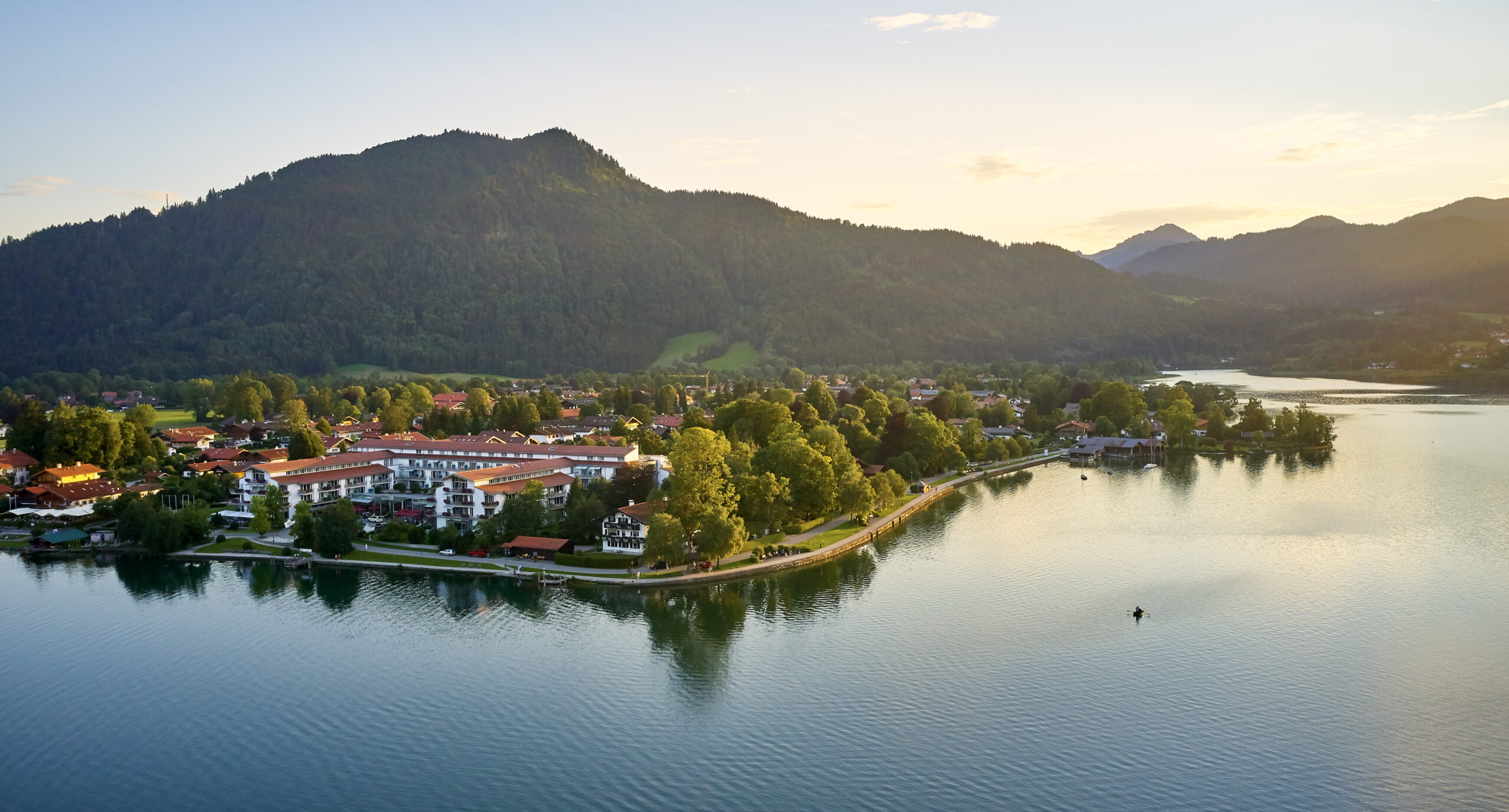 zwei Übernachtungen für zwei Personen im Deluxe Bergblick Zimmer im Althoff Seehotel Überfahrt inklusive Wohlfühl-Halbpension mit Dine Around und pro Person 50 Minuten 4 elements Massage