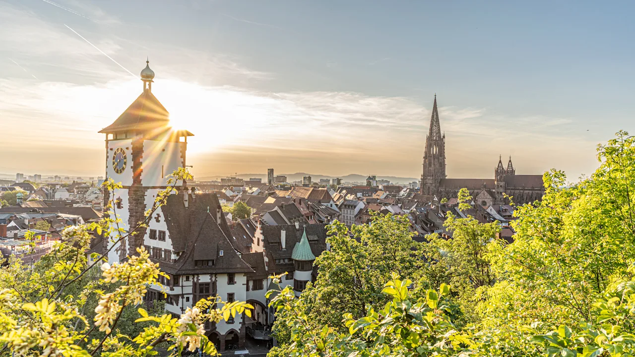 umfasst zwei Übernachtungen im 4-Bett-Zimmer inklusive Frühstück im 4-Sterne-Superior-Hotel Stadt Freiburg sowie Eintrittskarten für die Plaza Culinaria