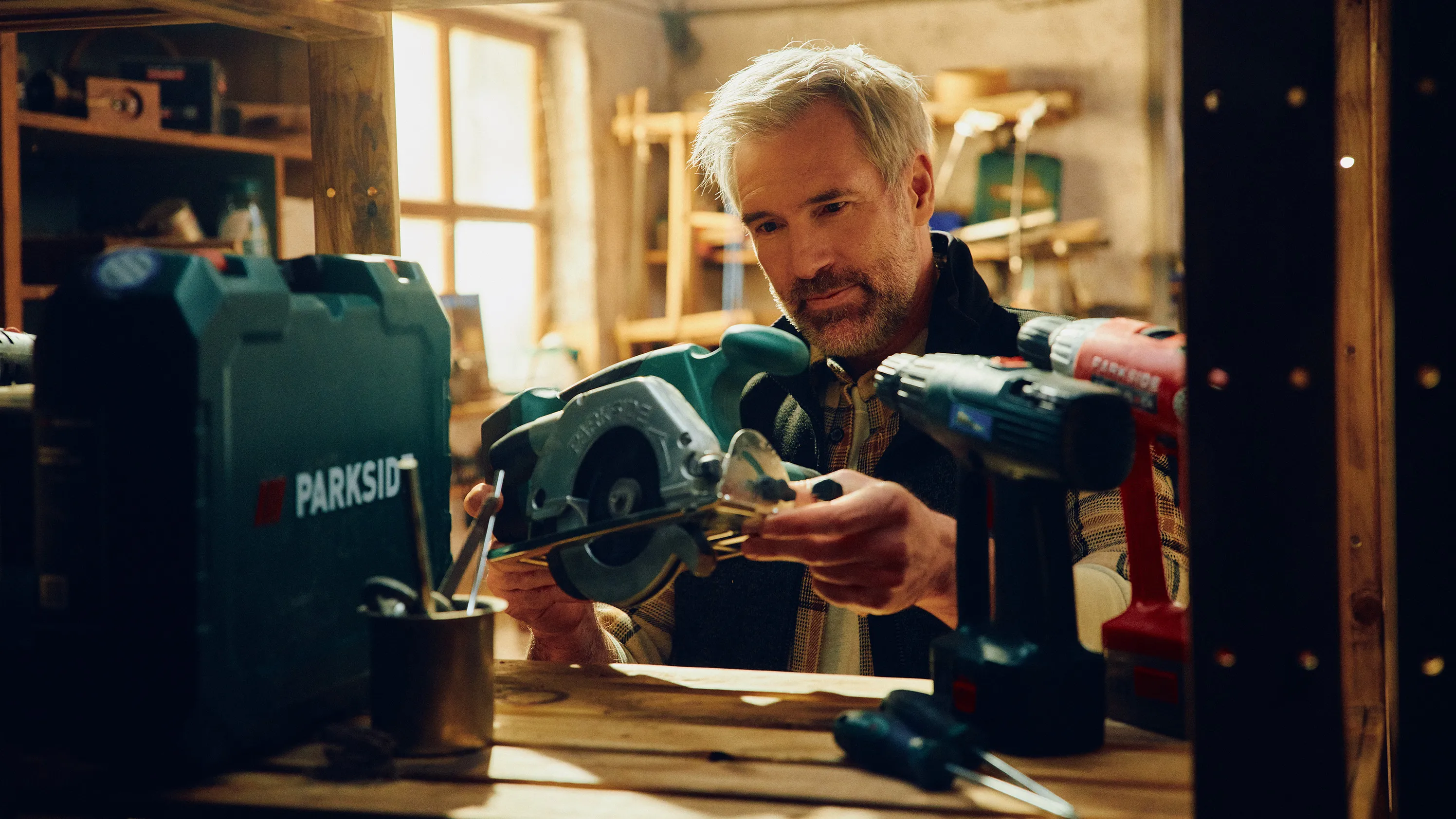 Ein PARKSIDE Jubiläumspaket inkl. Mähroboter, Weltrekord-Akku-Bohrschrauber und vier PARKSIDE x HWA Fashion-Pieces im Gesamtwert von über 500 Euro. PARKSIDE Jubiläumspaket im Wert von über 500 Euro