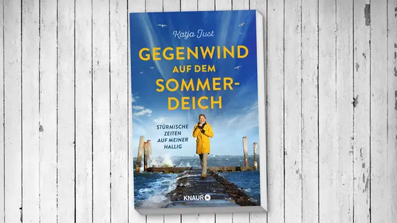 vier Exemplare ihrer Biografie "Gegenwind auf dem Sommerdeich