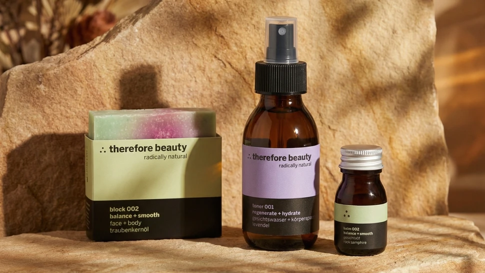 2x1 Naturpflege-Set bestehend aus 3 Produkten: 1 × Block 002 Seife Traubenkernöl, 1 × Toner 001 Gesichtswasser Lavendel und 1 × Balm 002 Gesichtsöl