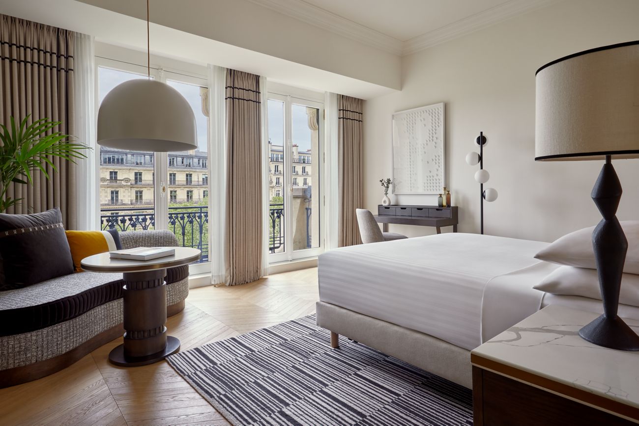 einem Gewinnspiel teil, bei dem Sie eine Übernachtung für zwei Personen inklusive Frühstück in einem unserer neu renovierten Gästezimmer mit Blick auf die Champs-Élysées