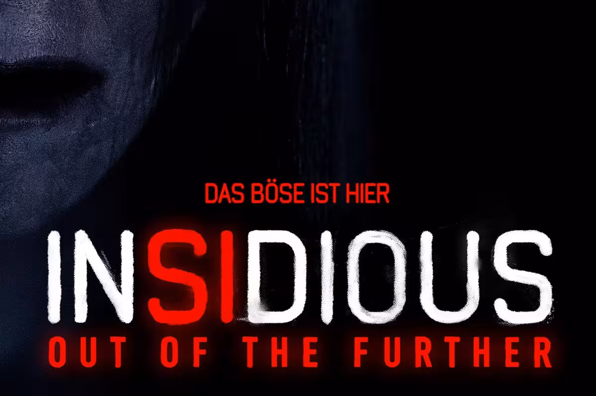 zwei Kinotickets, eine Wasserflasche und ein T-Shirt von "Insidious: Out of the Further"