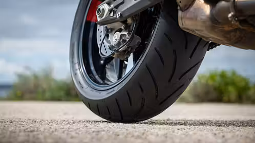 Eine Moravia Kombi in den Lostopf. Kombis, Jacken & Hosen. MOTORRAD-Sommergewinnspiel Tag 6. Bridgestone Battlax Sport Touring T33