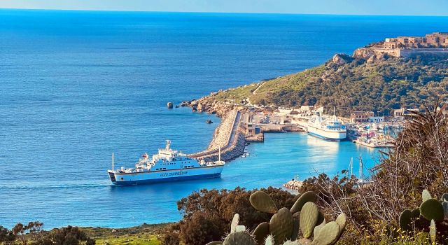 3 Übernachtungen im Doppelzimmer mit Frühstück in Maria Rosa Suites, sowie 2 Flüge in Economyclass mit der KM Malta Airlines ab D A CH (Direktflüge)