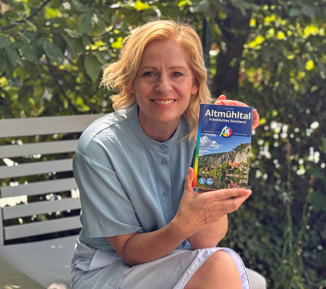 drei Buchpakete mit Martina Bogdahns neuem Roman »Mirabellentage« und der ebenfalls in diesem Frühjahr erschienenen neuen Auflage unseres Reiseführers »Altmühltal und Fränkisches Seenland«