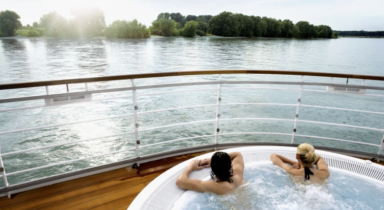 Eine Flussreise für zwei Personen. Wer zwei Fragen richtig beantwortet, hat die Chance, eine Reise über fünf Nächte an Bord eines A‑ROSA Schiffes