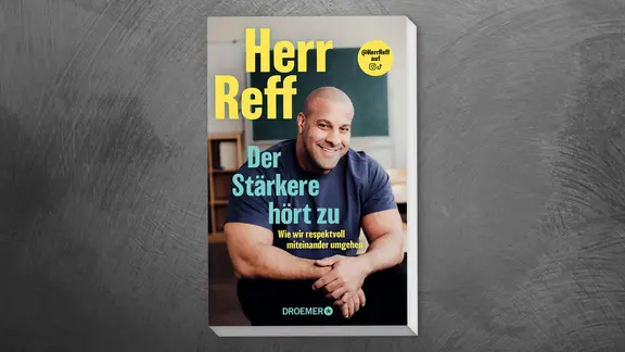 drei Exemplare seines Buchs "Der Stärkere hört zu