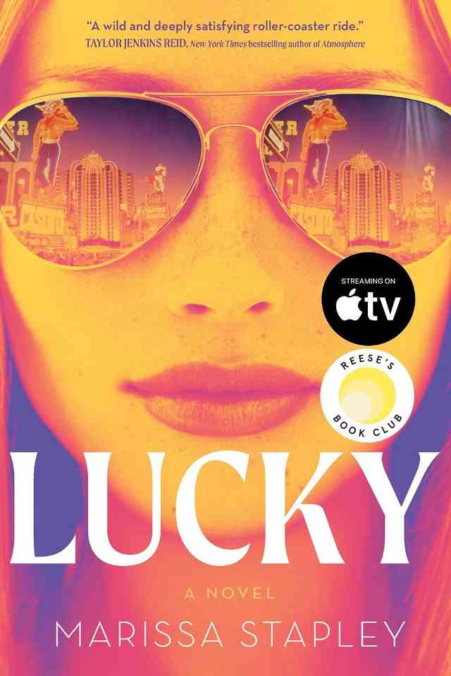 den englischsprachigen Roman „Lucky“ von Marissa Stapley in der Taschenbuchausgabe